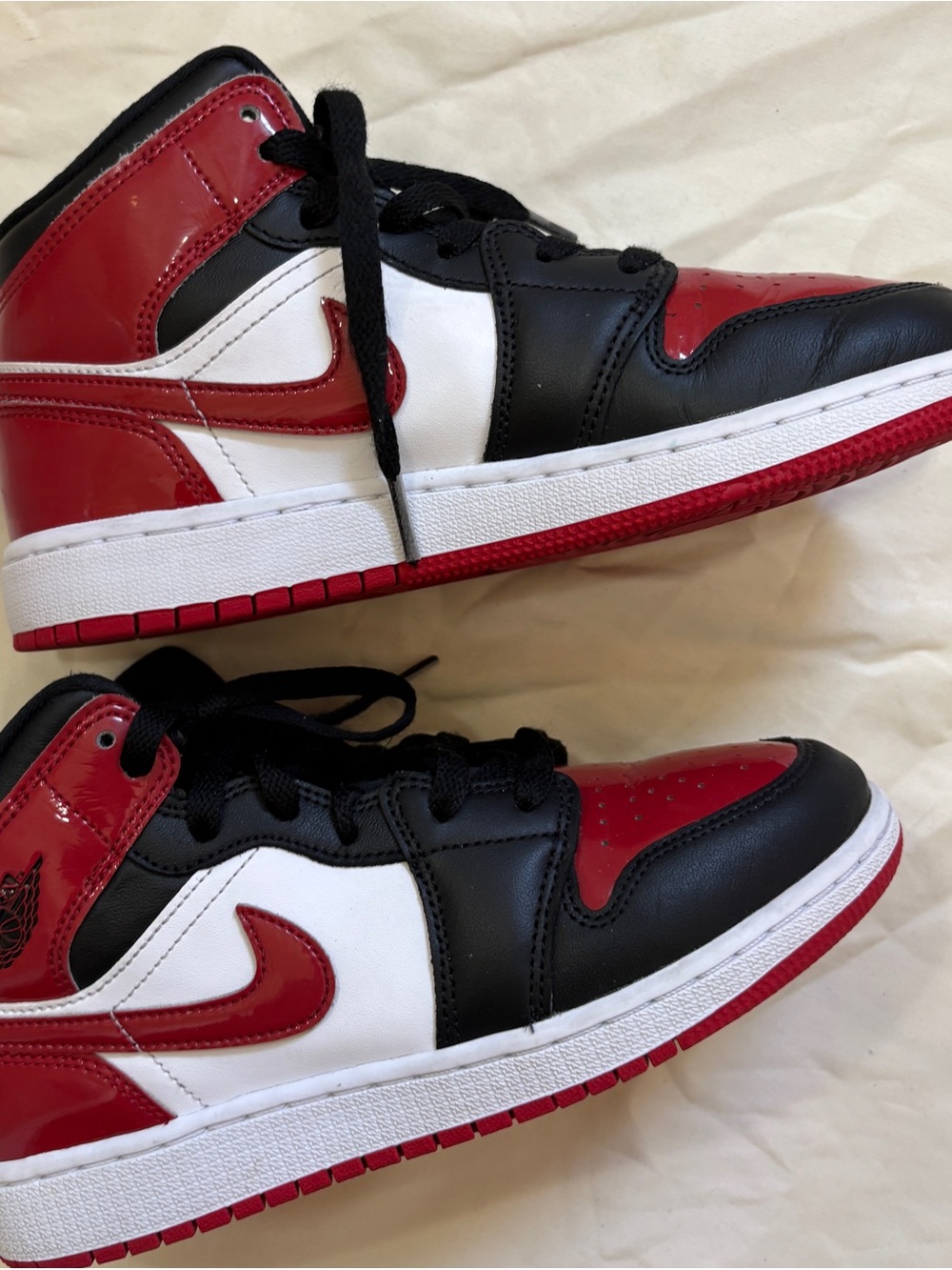 Jordan Air Jordan 1 Mid SE
Boys' Grade School Size 4.5 - Picture 2 of 8